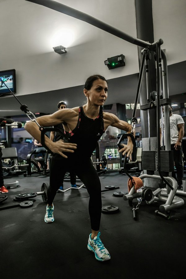 Quels sont les meilleurs exercices de renforcement du tronc pour les femmes pratiquant la gymnastique?