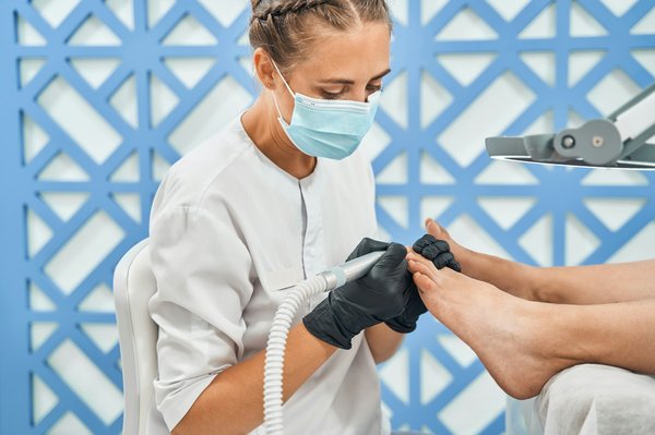 Quels sont les meilleurs conseils pour une pédicure maison post-randonnée?